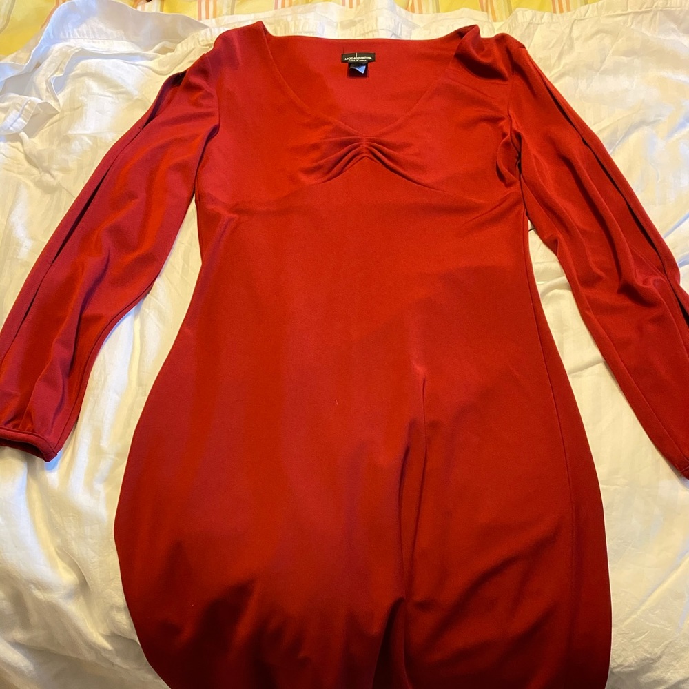 Moda red dress with slit sleeves